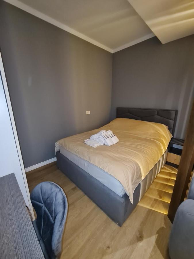 Sunny Apartment - Blloku Tirana, Near Lake Ngoại thất bức ảnh